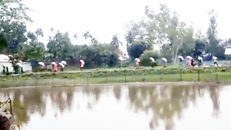 কুড়িগ্রামে গুদাম ভেঙে ১০ হাজার কেজি সার নিয়ে গেল বিক্ষুব্দ কৃষক