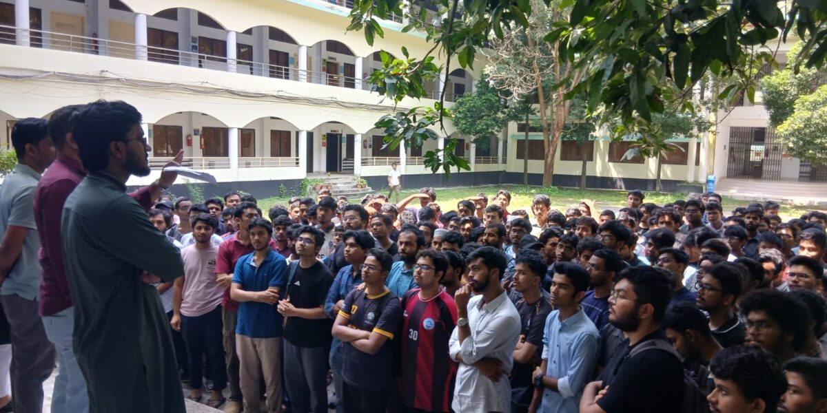 ১১ দফা দাবিতে রুয়েট সিএসই বিভাগে ক্লাস-পরীক্ষা বর্জন,দ্বিতীয় দিনেও আন্দোলন চলমান