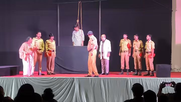 কুড়িগ্রামে মঞ্চস্থ‘আজ কমন্ডলের ফাঁসি’,টাউনহলে দর্শকের ঢল