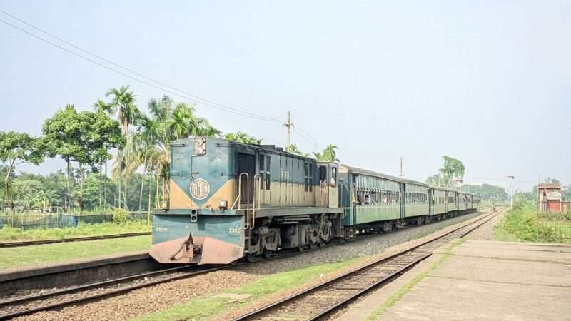 চলন্ত ট্রেনের কোচ থেকে বৈদ্যুতিক তার চুরি,বাতি-ফ্যান বন্ধ হয়ে অন্ধকারে যাত্রীরা